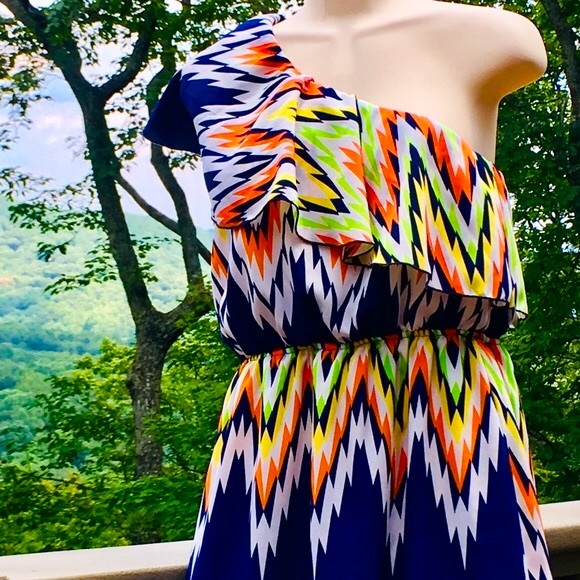 ❤️ Like New Gorgeous, Small, One Shoulder Chevron Print Dress - Picture 3 of 9